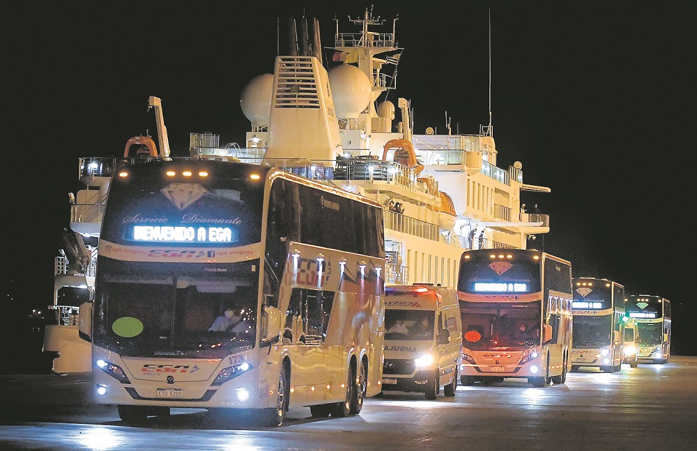 109 ciudadanos australianos y neozelandeses rumbo al aeropuerto de Carrasco, este viernes de noche. Foto: Leonardo Mainé