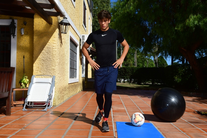 Agustín Canobbio entrena en su casa mientras espera para el regreso de la actividad. Foto: Francisco Flores.