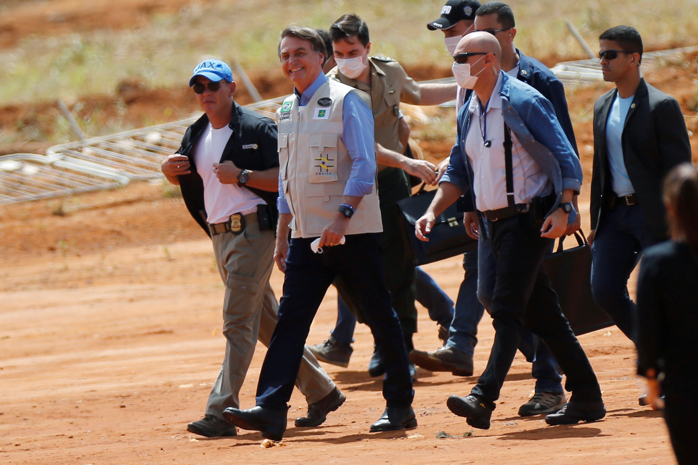 El presidente de Brasil, Jair Bolsonaro, visita un hospital de campaña temporal, en medio de un brote de la enfermedad por coronavirus (COVID-19), en Goias. Foto: Reuters.