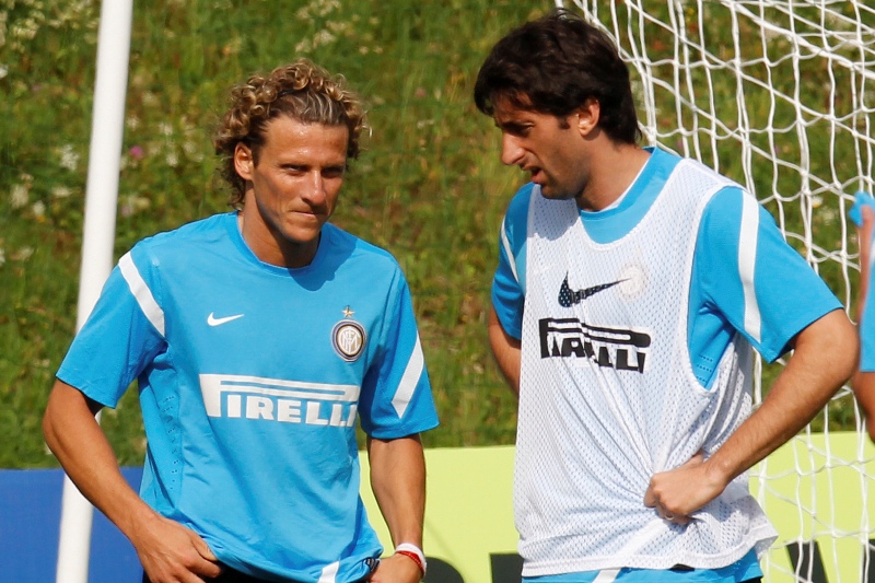 Diego Forlán y Diego Milito.