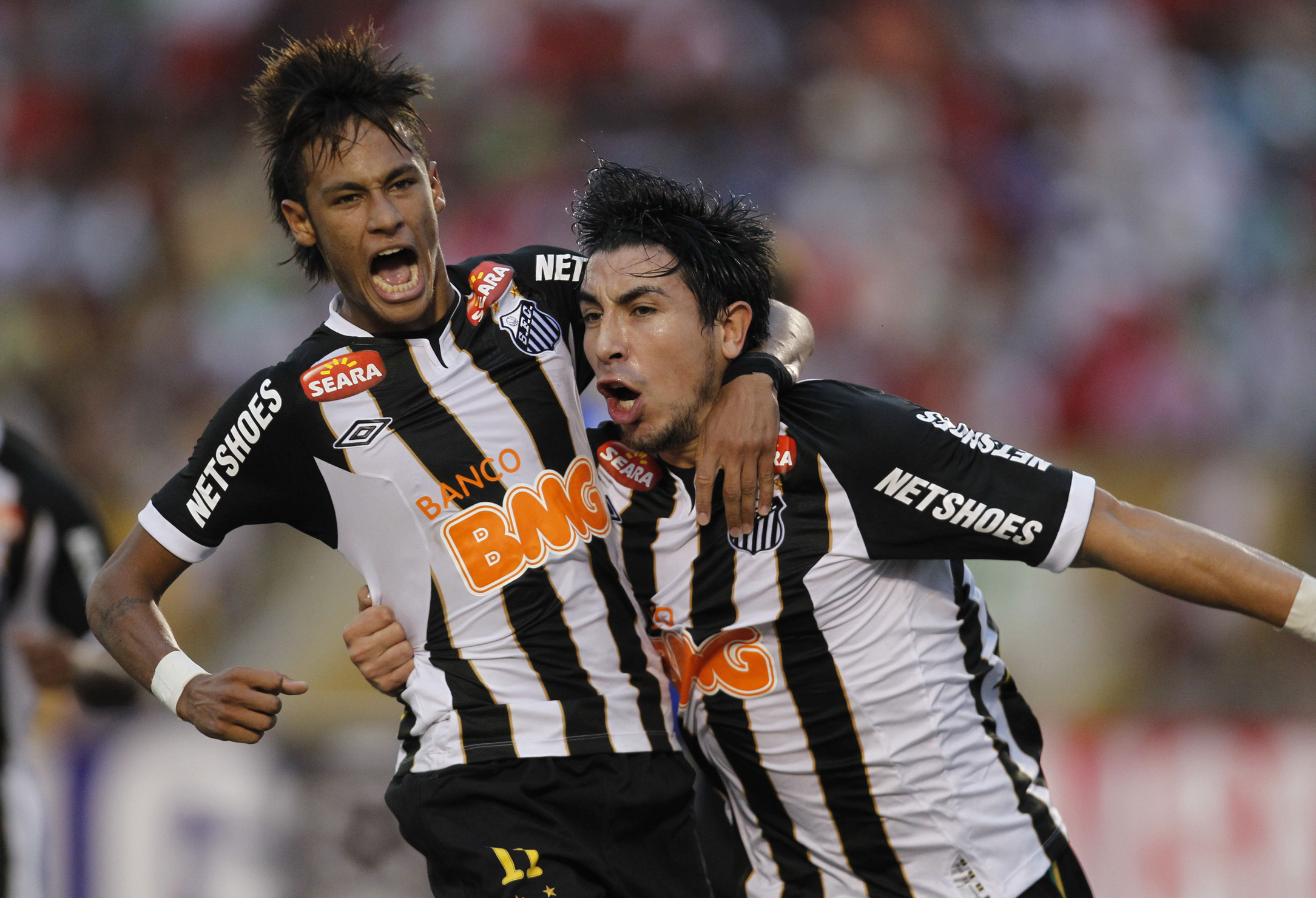Jorge Fucile y Neymar.
