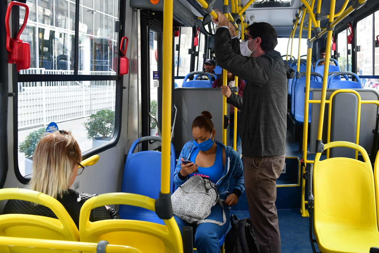 Ómnibus: pasajeros con tapabocas. Foto: Francisco Flores.