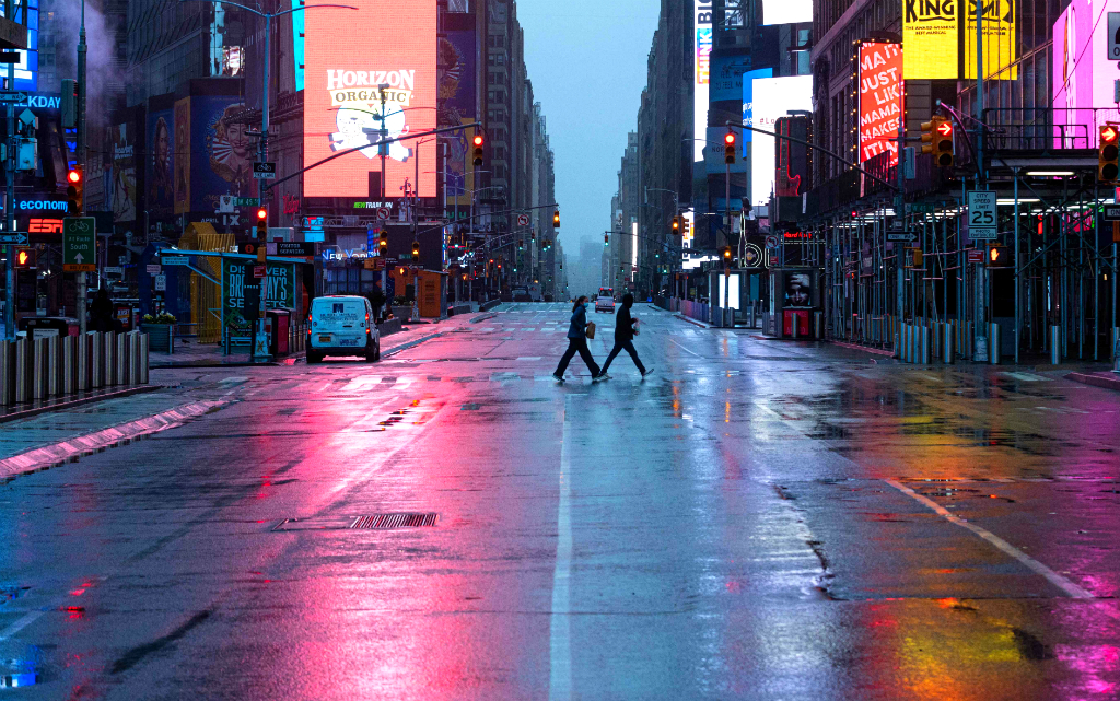 Calles vacías debido a la cuarentena; el número de muertos en Nueva York bajó en los últimos días. Foto: AFP