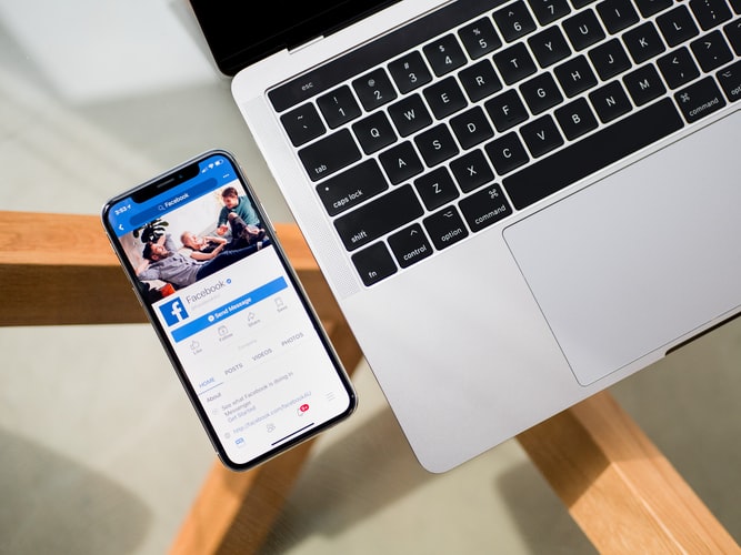 Smartphone con Facebook. Foto: Unsplash