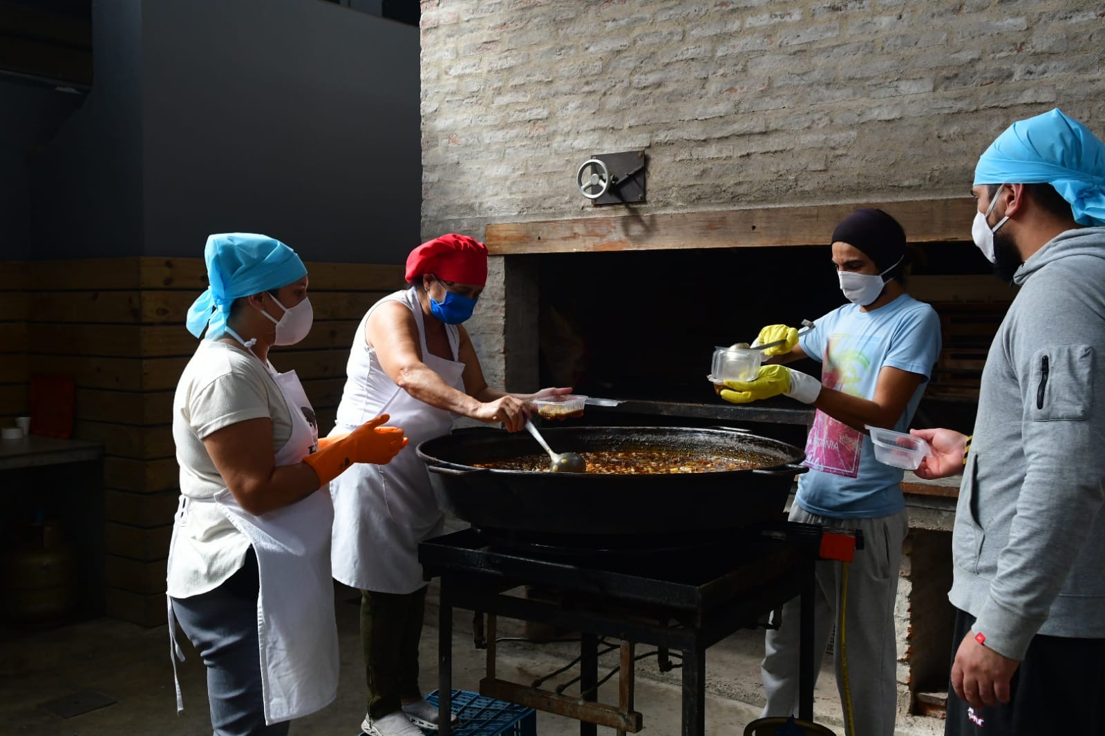 Carmen, la cocinera de Los Teros al frente de la olla solidaria en el Charrúa. Foto: Francisco Flores.