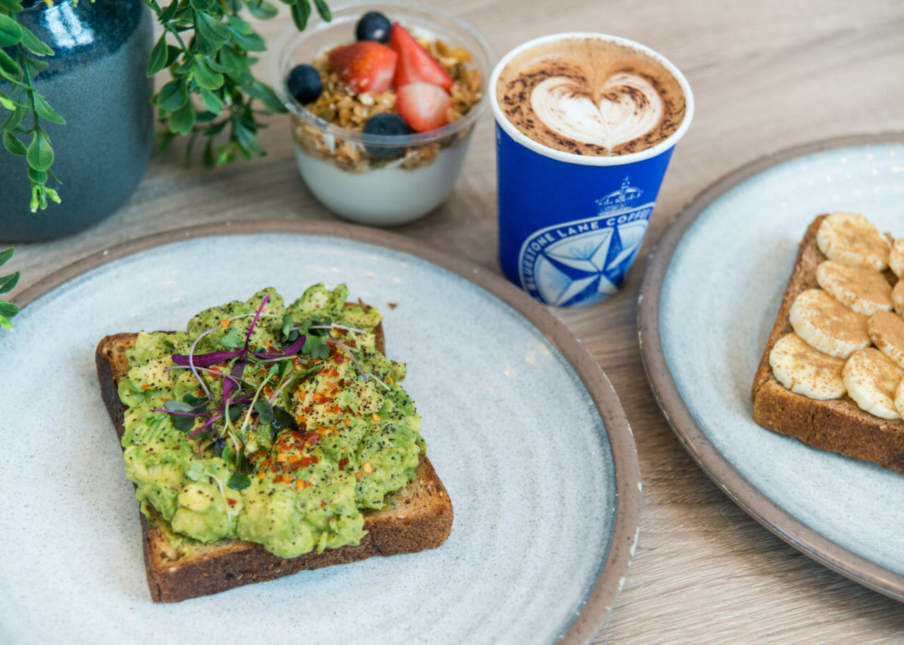 Comida que se sirve en las cafeterías Bluestone Lane. Foto: Gentileza Bluestone Lane.