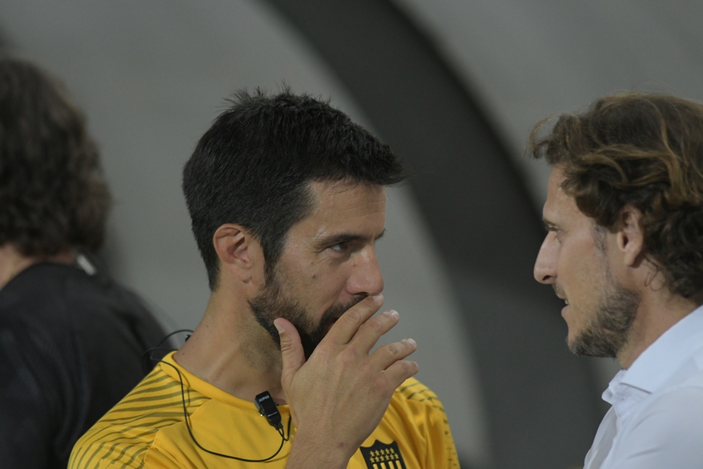Santiago Alfaro y Diego Forlán en Peñarol. Foto: Marcelo Bonjour.