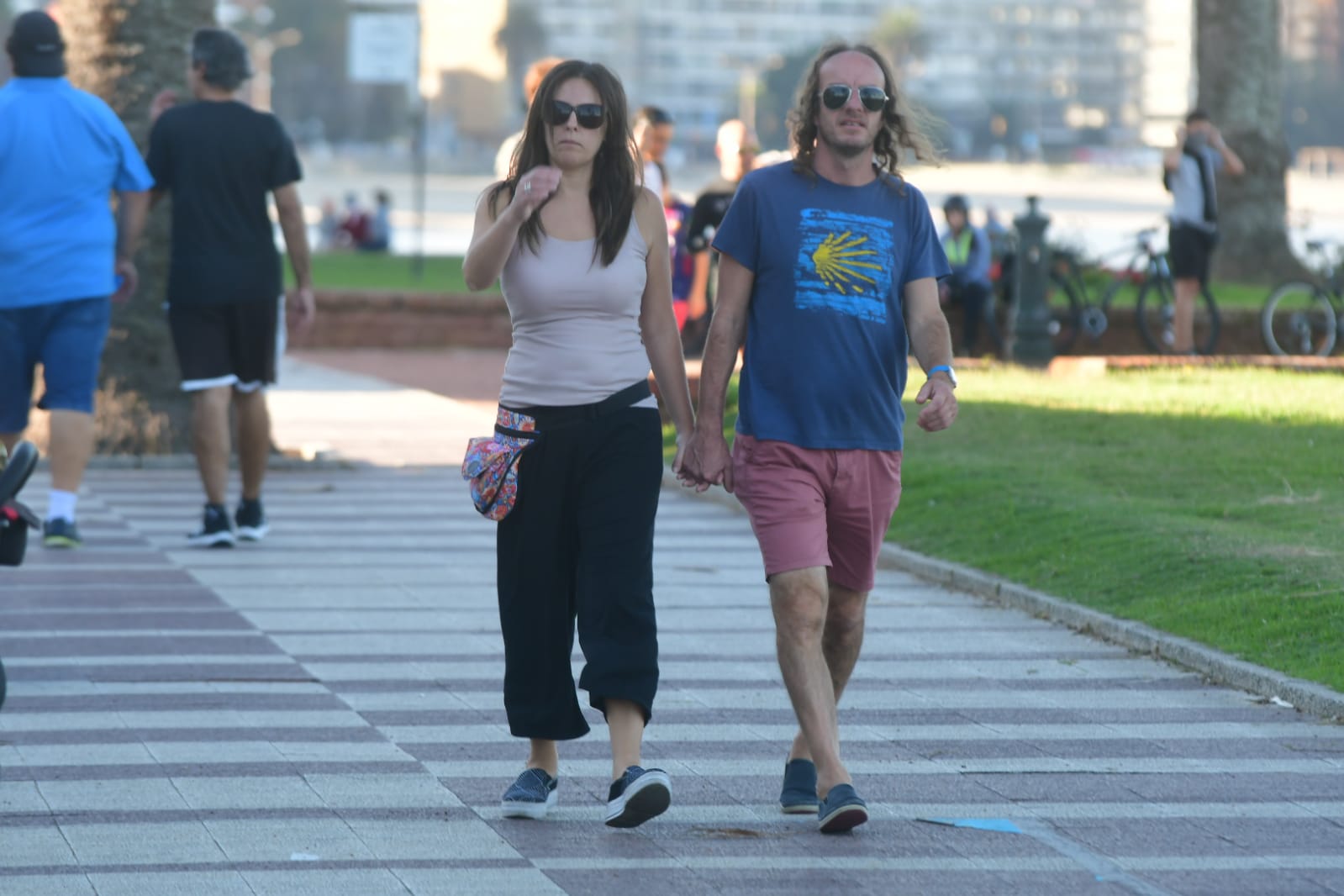 Domingo de verano atrajo a decenas de personas a la rambla. Foto: Francisco Flores.