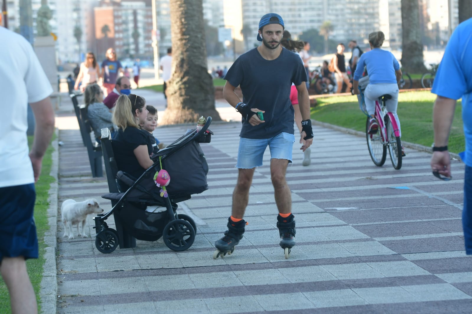 Domingo de verano atrajo a decenas de personas a la rambla. Foto: Francisco Flores.