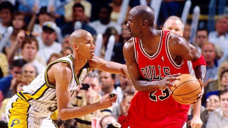 Reggie Miller contra Michael Jordan en un partido de la NBA