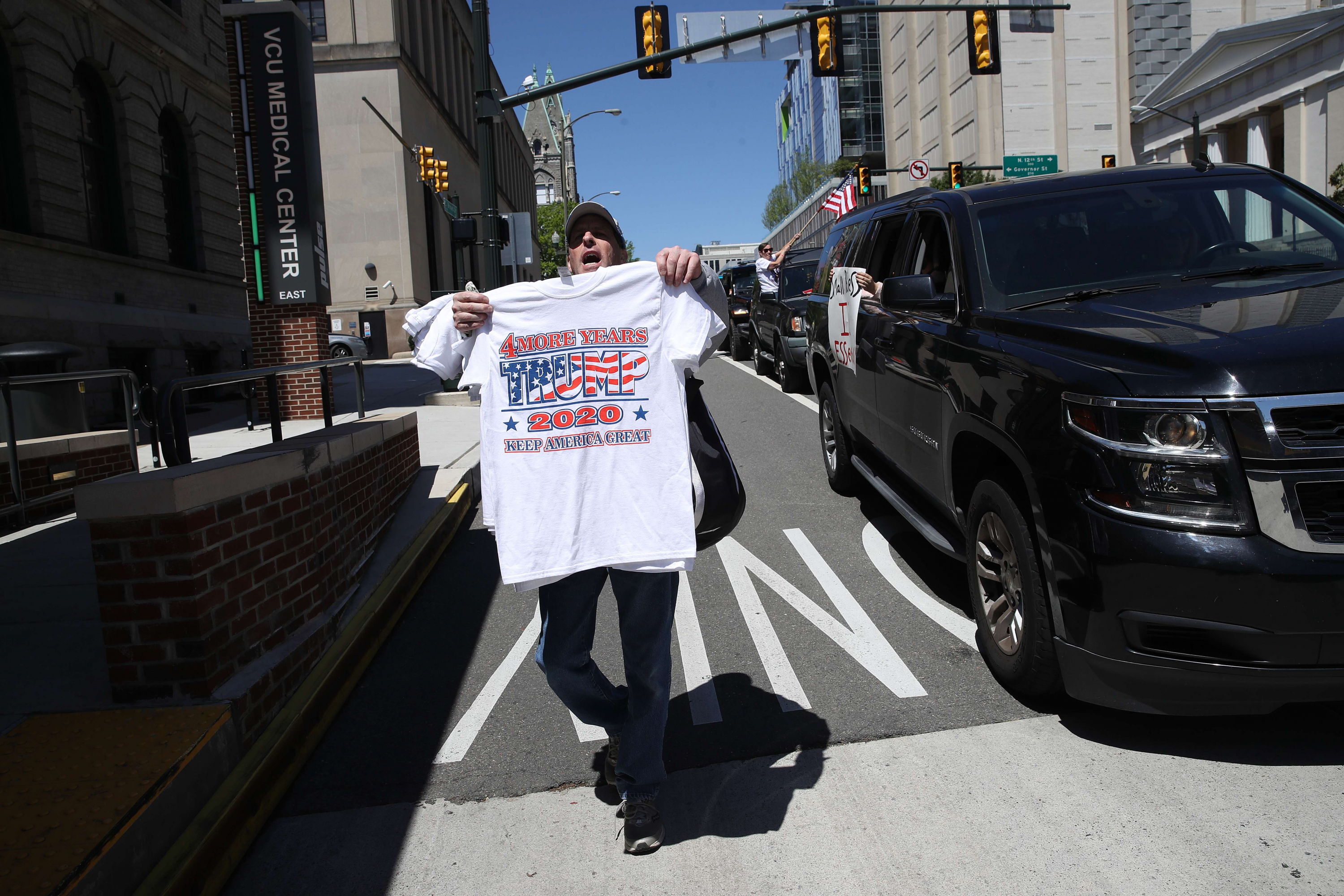 Un hombre vende camisetas que apoyan al presidente de Estados Unidos, Donald Trump. Foto: AFP.