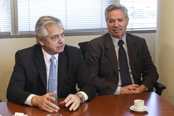 El presidente argentino Alberto Fernández junto al canciller Felipe Solá comunicó la decisión durante la videoconferencia. Foto: La Nación / GDA