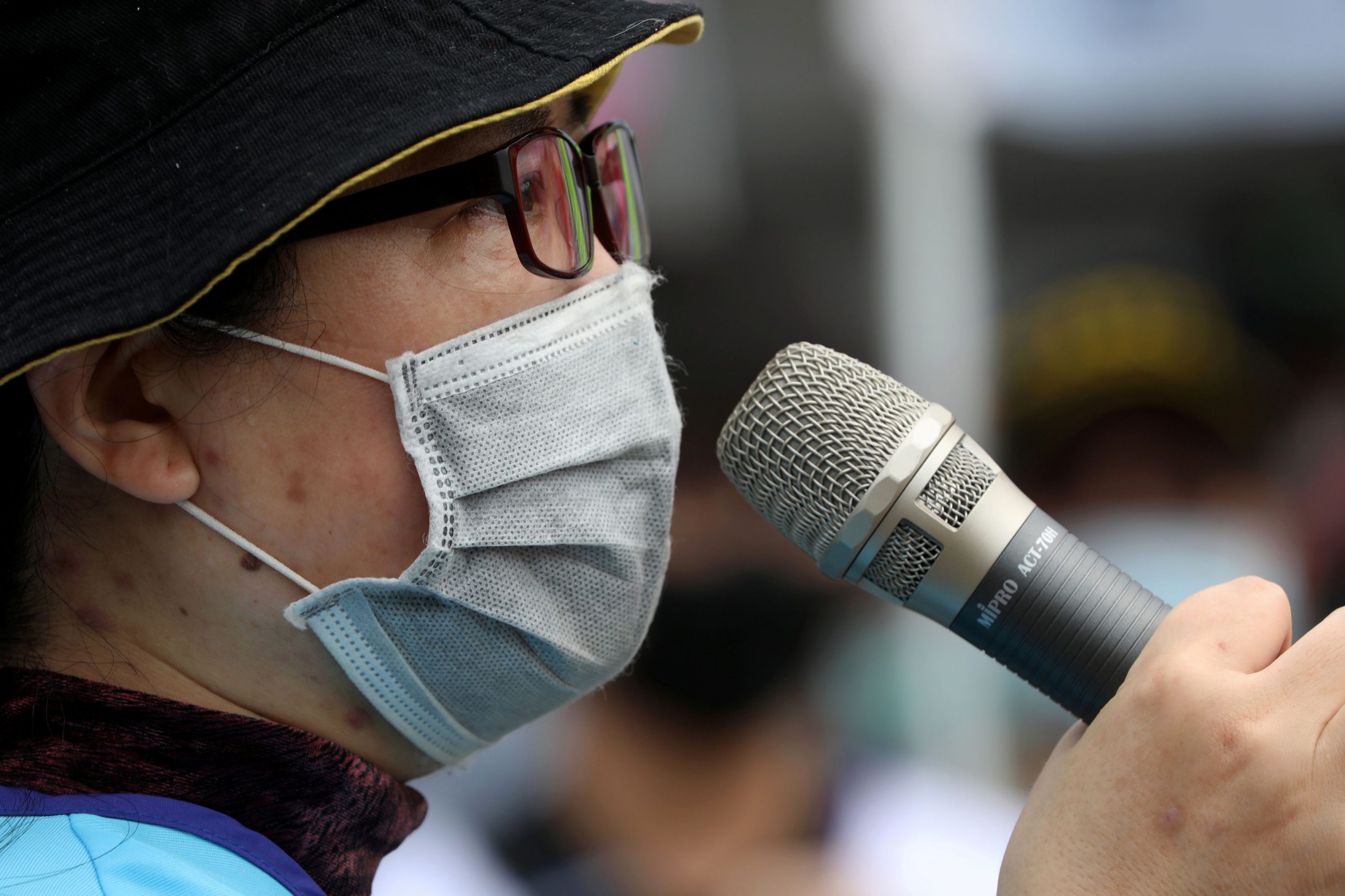 Un líder de un grupo sindical habla en una manifestación del Primero de Mayo mientras usa una máscara quirúrgica para protegerse de la enfermedad del coronavirus (COVID-19) en Taipei, Taiwán. Foto: reuters