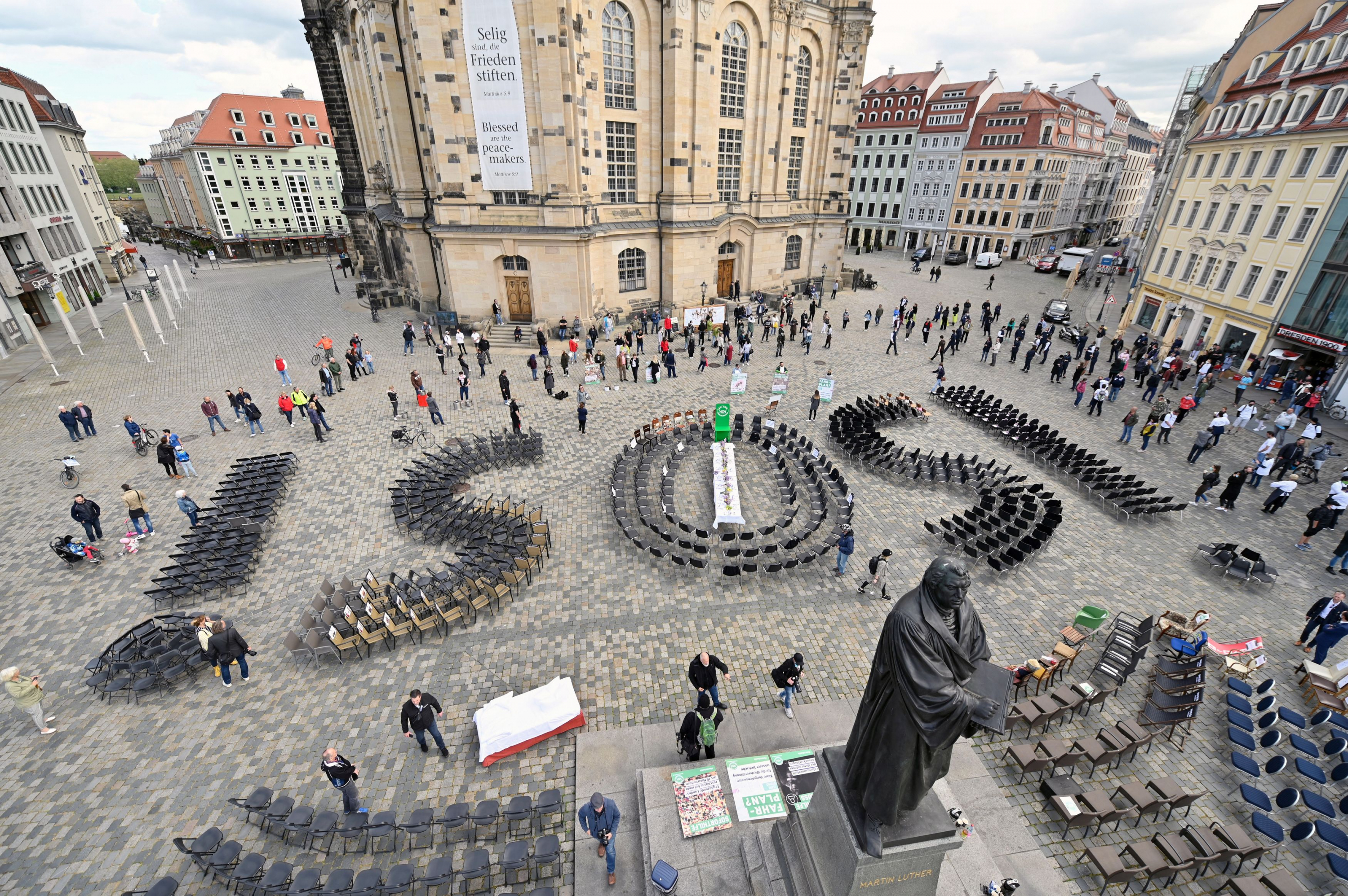 En la plaza Neumarkt se colocaron sillas para llamar la atención sobre la difícil situación de los propietarios de hoteles y restaurantes. Foto: Reuters