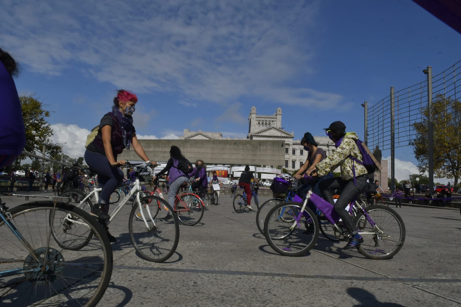 Feministas en plaza 1 de mayo. Foto: Leonardo Mainé