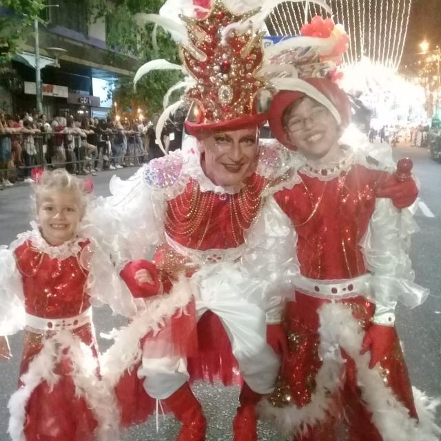 Walter Brilka "Cucuzú" junto a sus nietos en el desfile de Carnaval