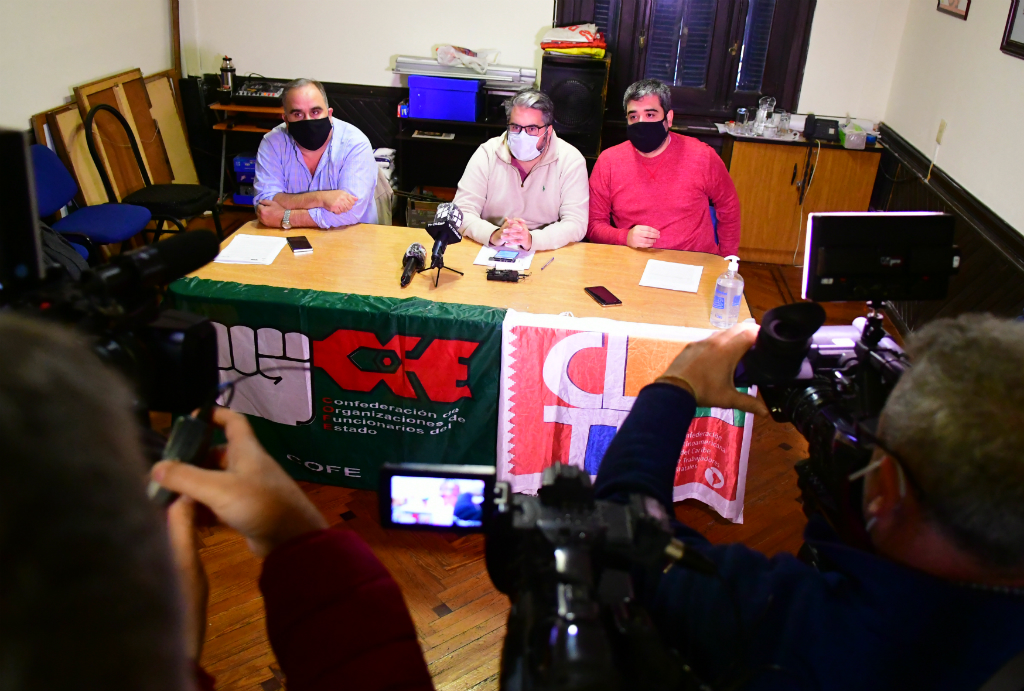 El Poder Ejecutivo y COFE acordaron un instructivo para el regreso progresivo de la actividad presencial en oficinas estatales. Foto: Francisco Flores