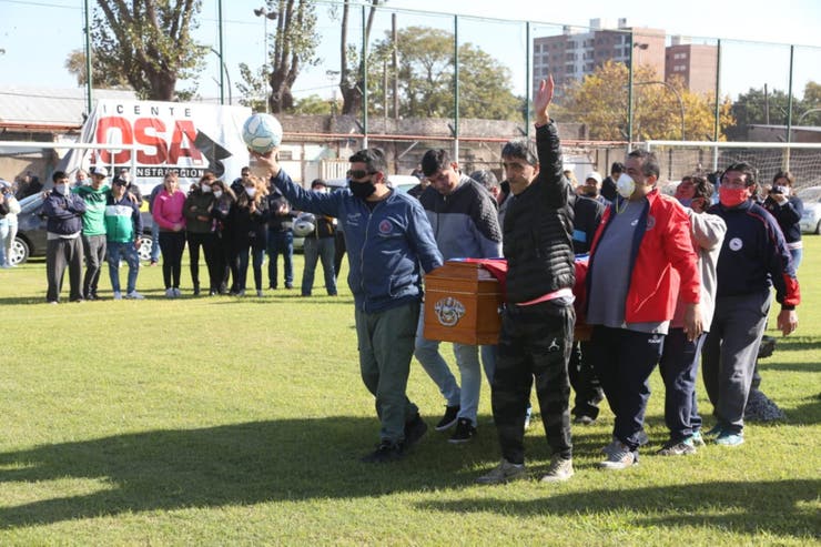 El cuerpo del "Trinche" Carlovich despedido en la cancha de Central Córdoba. Foto: La Nación / GDA.