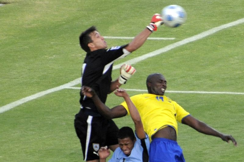 Fernando Muslera con la selección uruguaya frente a Ecuador. Foto: AFP.