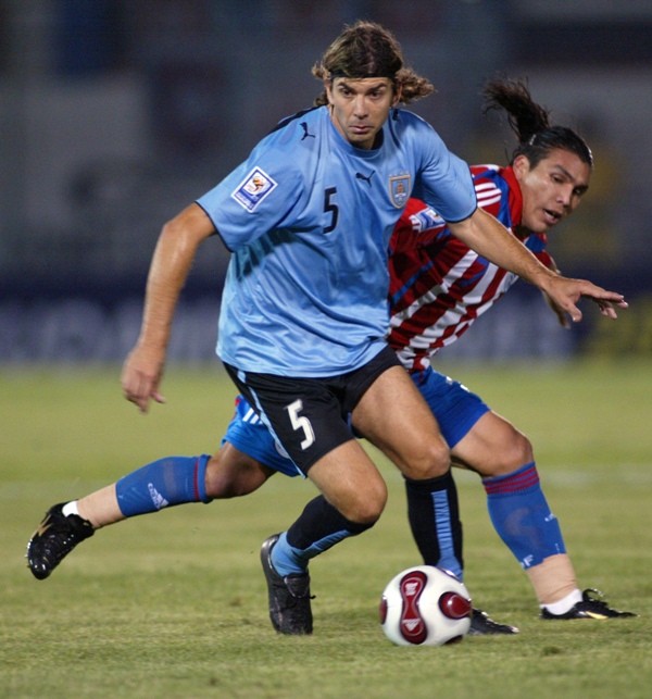 Pablo García defendiendo a la Celeste