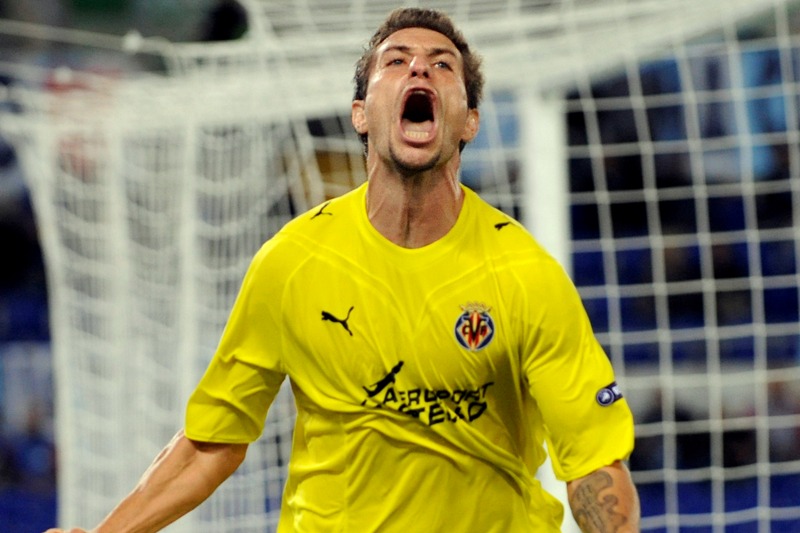 Sebastián Eguren en pleno festejo de gol con la camiseta del Villarreal. Foto: Archivo.