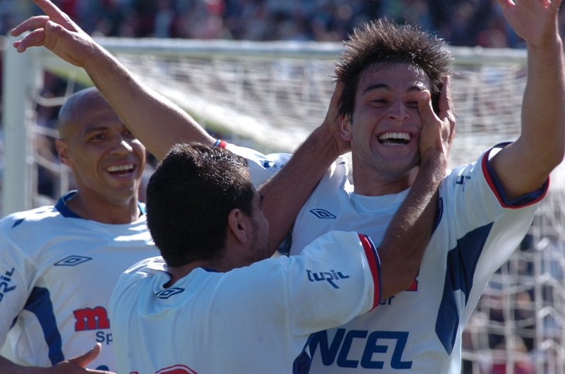 Nicolás Lodeiro y "Matute" Morales festejando un gol clásico