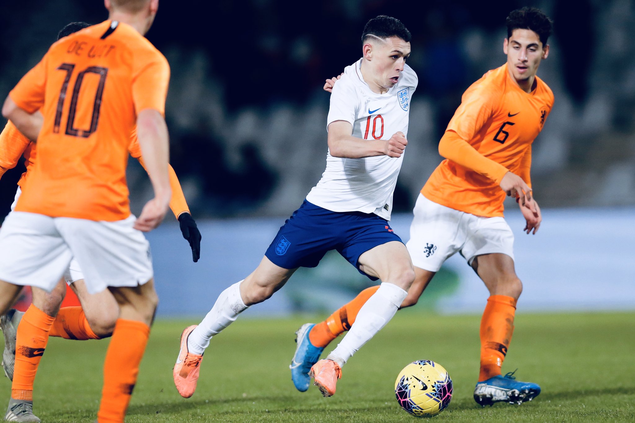 No le pesa: Foden usa la 10 en la selección juvenil de Inglaterra. Foto: @PhilFoden