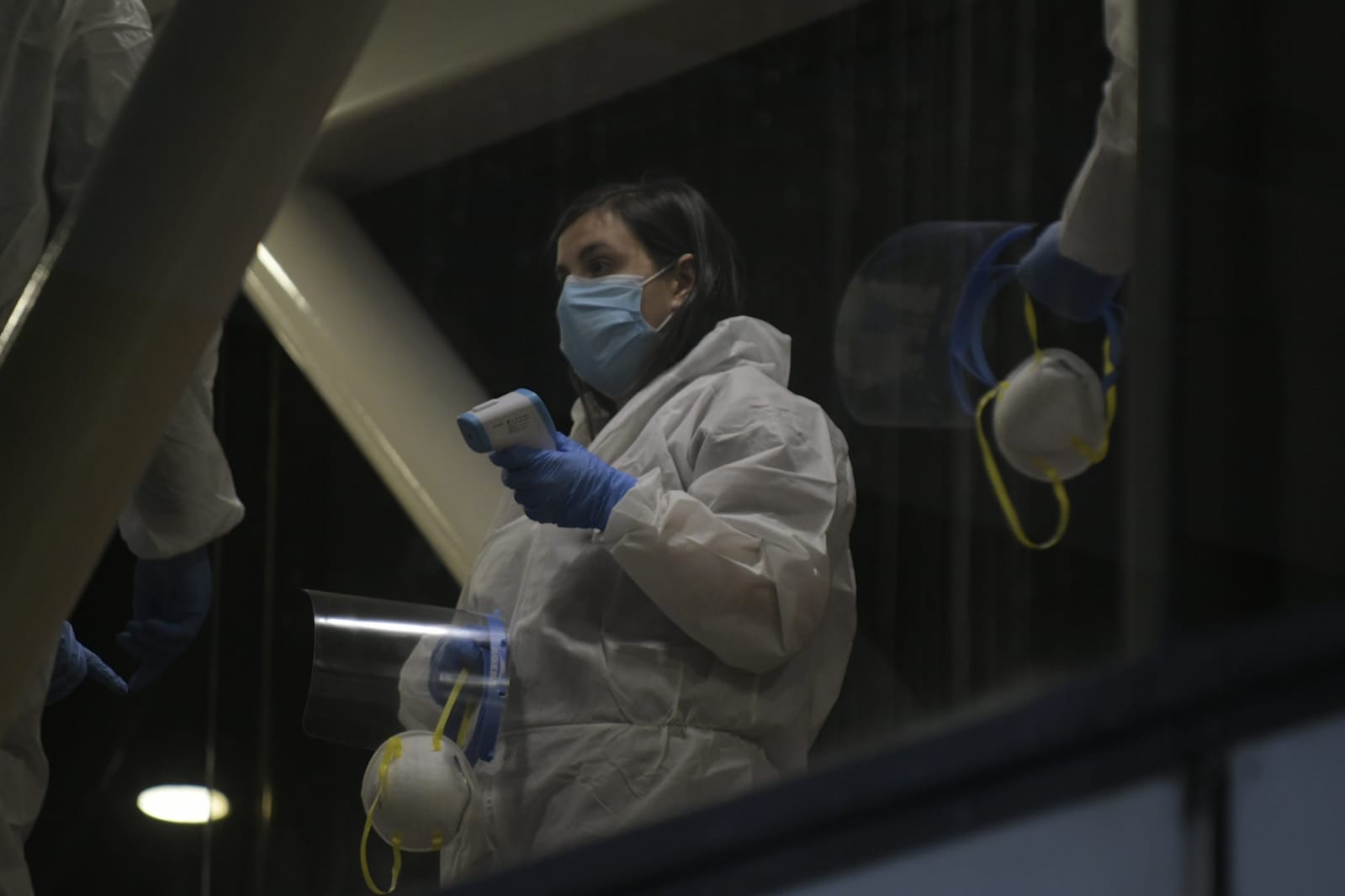 Protocolo de seguridad a uruguayos que vienen desde Buenos Aires. Foto: Gerardo Pérez.