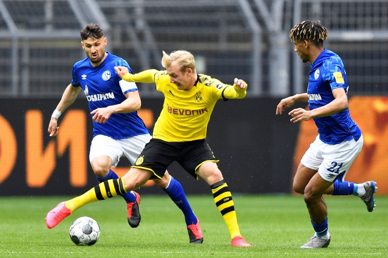 Brandt con la pelota en el Dortmund vs. Schalke. Foto: Reuters.