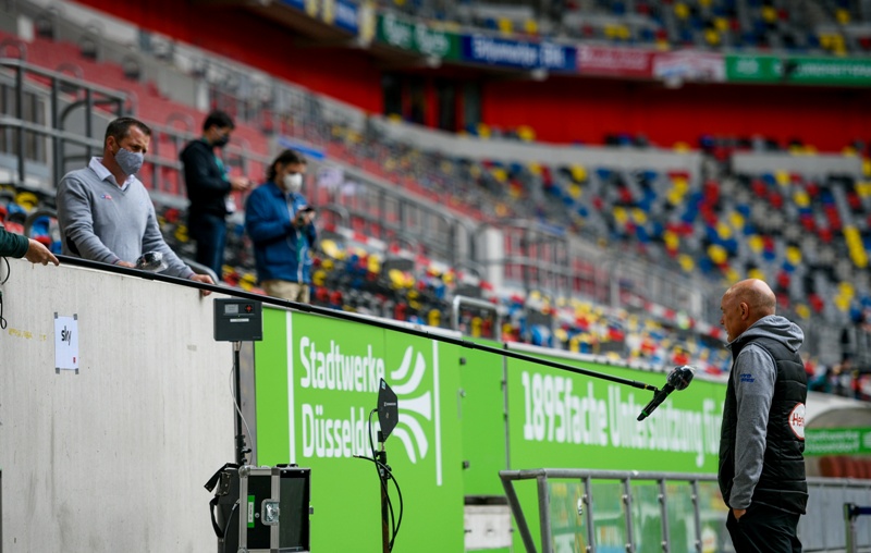 Uwe Roesler, entrenador del Dusseldorf, entrevistado previo al juego. Foto: Reuters.