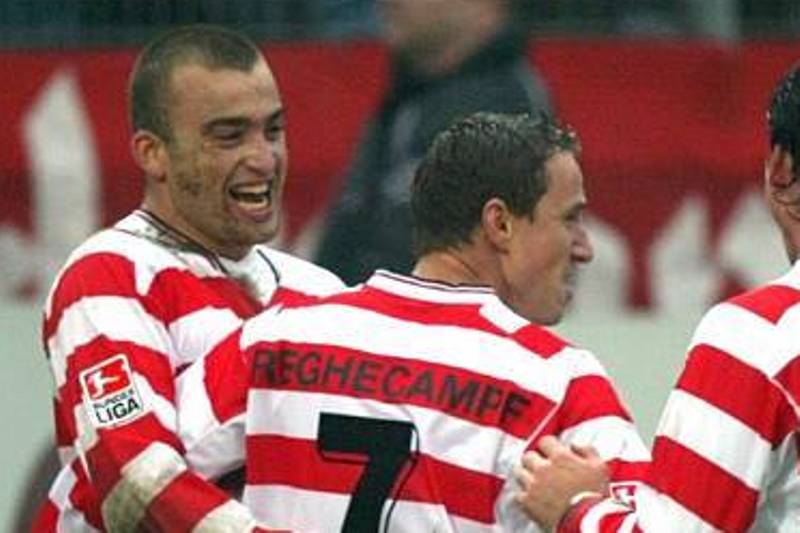 Santiago Silva luciendo los colores del Energie Cottbus.