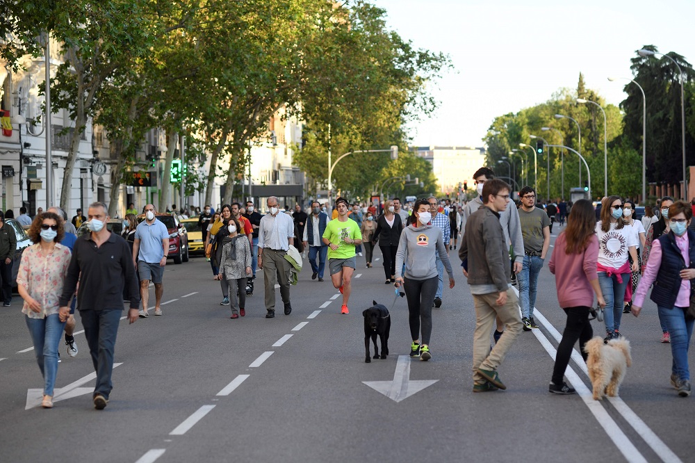 Madrid: los habitantes de la capital española tratan de aprovechar al máximo las horas permitidas para salir a la calle. Foto: AFP