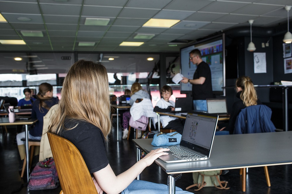 Dinamarca: este país ya dio por superada la pandemia; igual las clases presenciales se dan manteniendo la distancia entre alumnos. Foto: AFP
