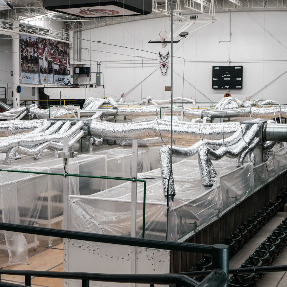 MSF montó un hospital en el estadio de básquetbol de los Zonkeys, en Tijuana, a pocos kilómetros del límite entre México y Estados Unidos. Foto: Julio Vázquez / MSF