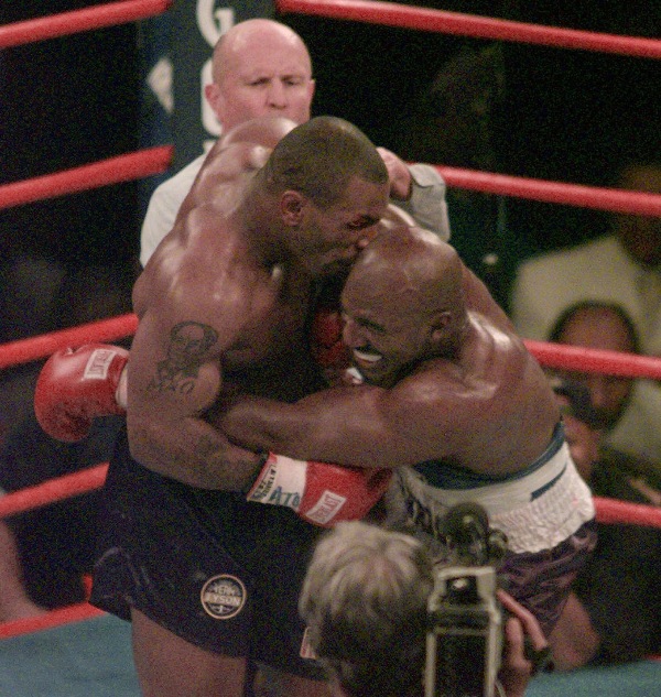 Tyson le muerde la oreja a Holyfield