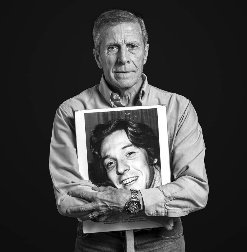 El Maestro Tabárez con la imagen de Juan Pablo Recagno Ibarburu. Foto: Imágenes del silencio