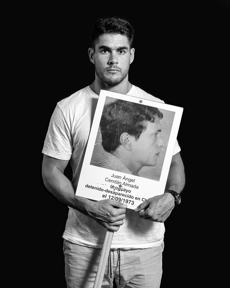 Alejandro Nieto con la imagen de Juan Ángel Celdán, desaparecido en la Dictadura. Foto: Imágenes del Silencio.