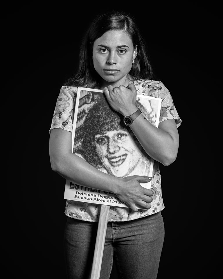 Valeria Colman con la imagen de Esther Gersberg Dreifus. Foto: Imágenes del Silencio.