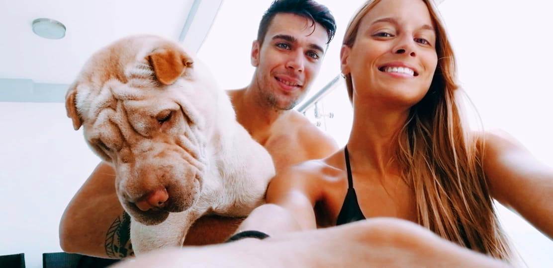 Ale junto a Lali y el perro en Manta, Ecuador. FOTO: El País.