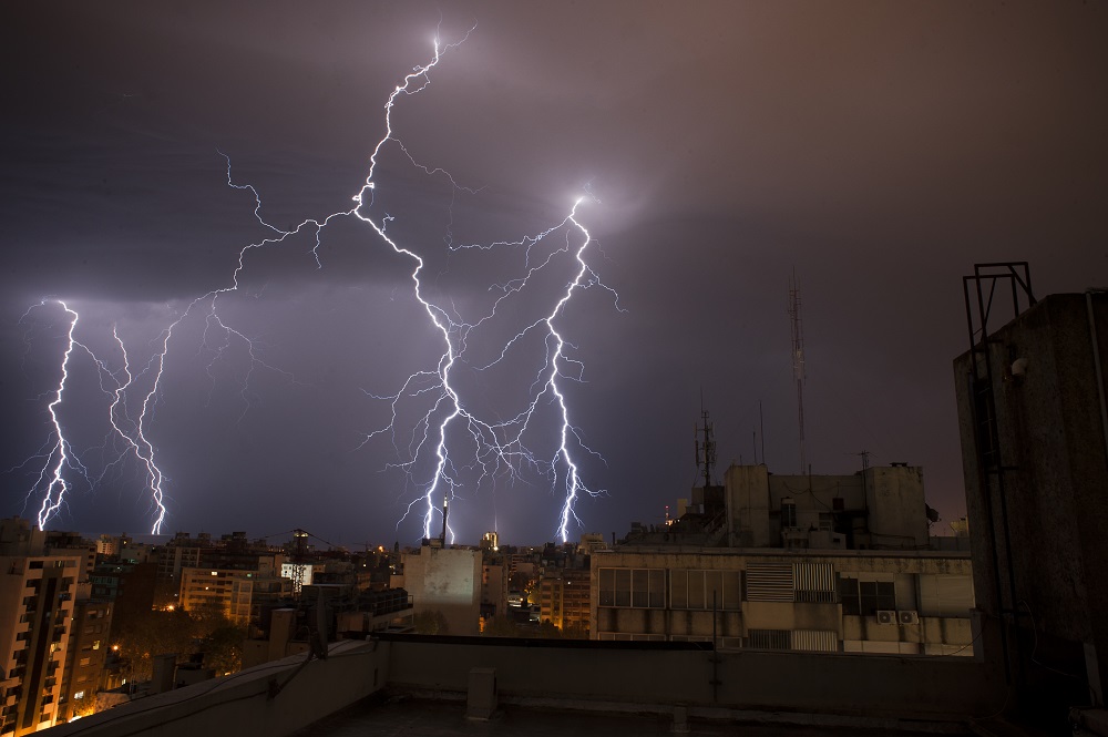 Tormenta: en la noche del miércoles hubo intensa actividad eléctrica en buena parte del país. Foto: Fernando Ponzetto