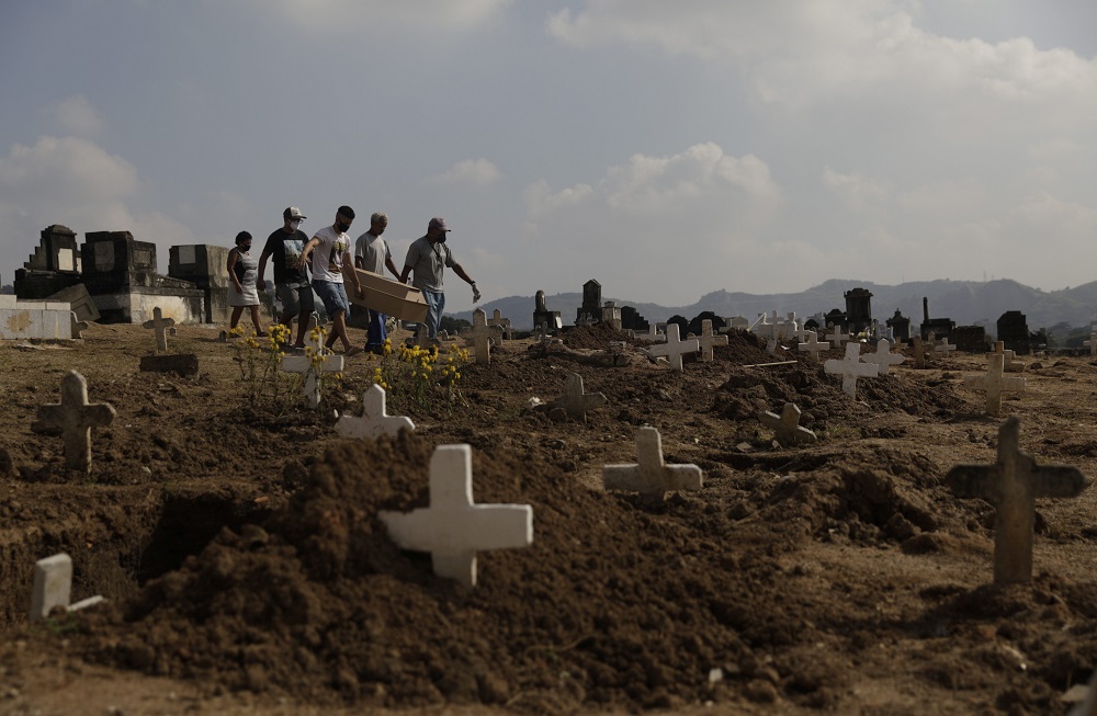 Entierros de personas con COVID-19 en Brasil. Foto: Reuters