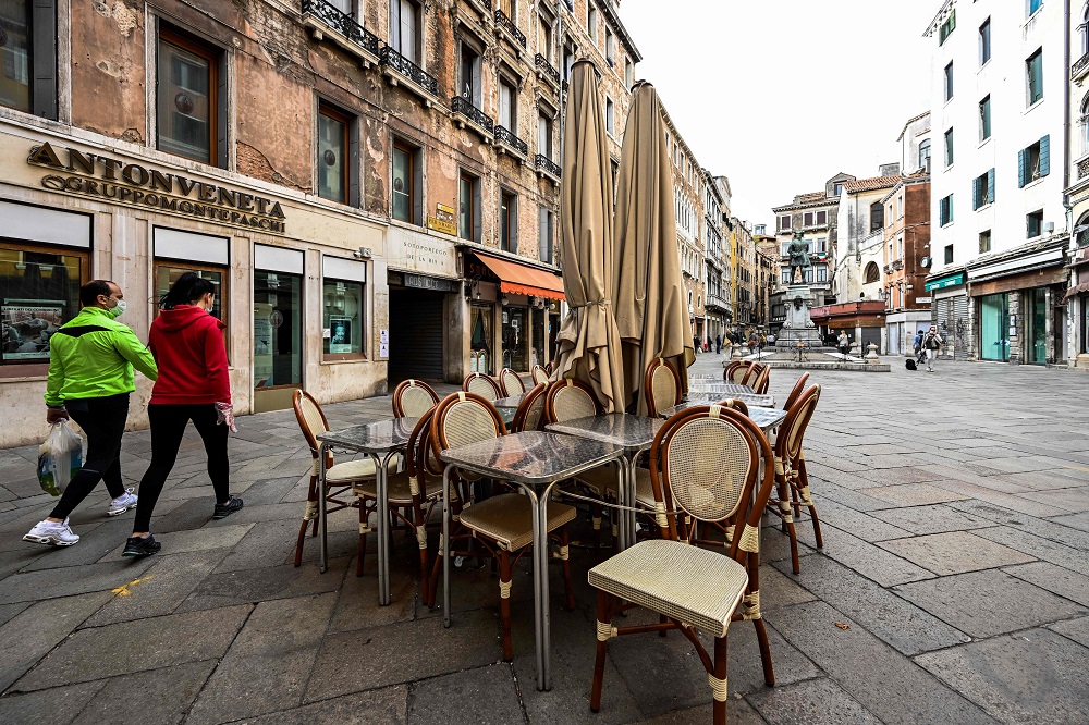 Los locales en Venecia (Italia) se ven afectados por el COVID-19. Foto: AFP.