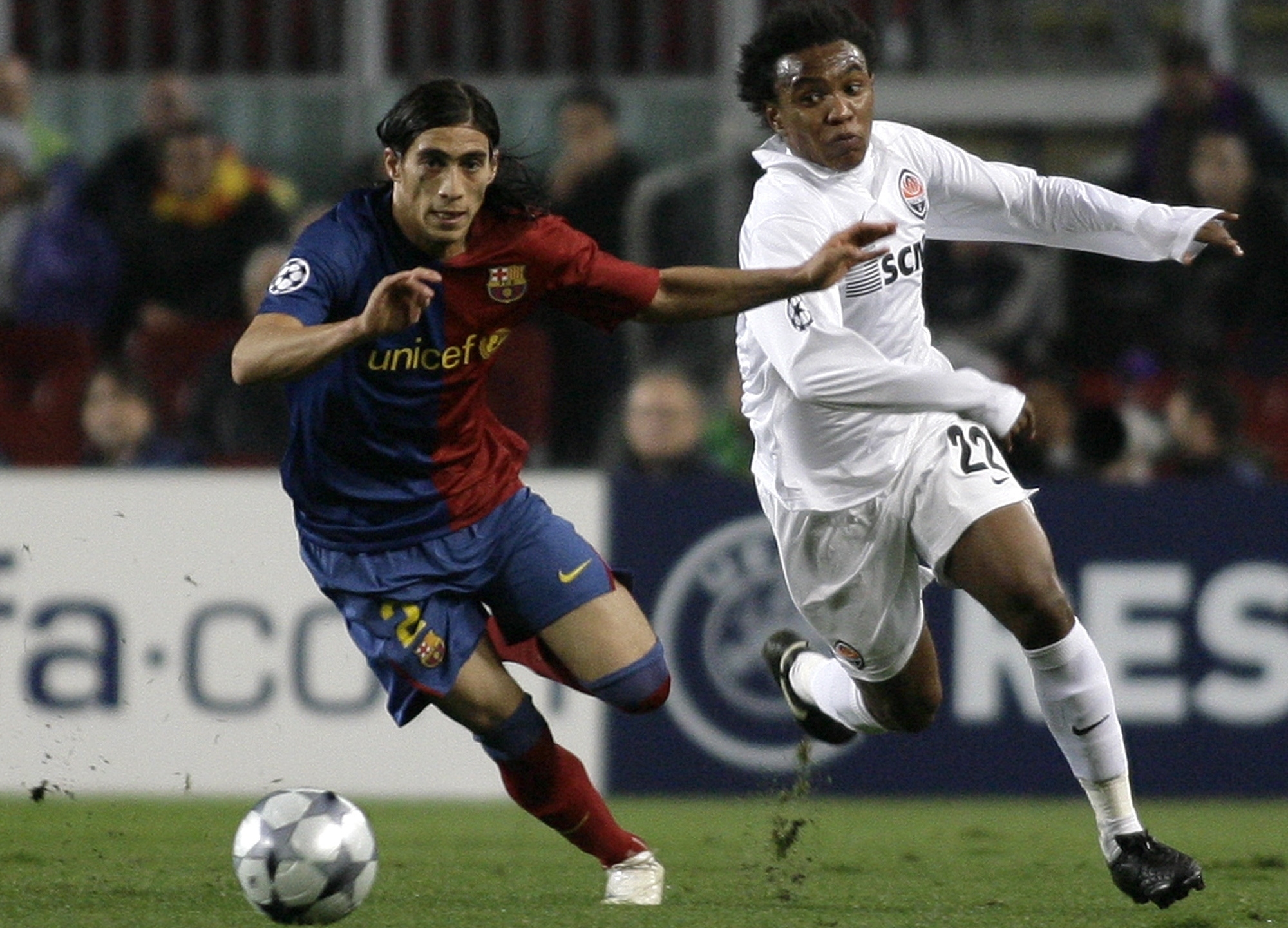 Martín Cáceres en uno de los duelos con Barcelona frente al Shakhtar Donestk. Foto: Archivo.