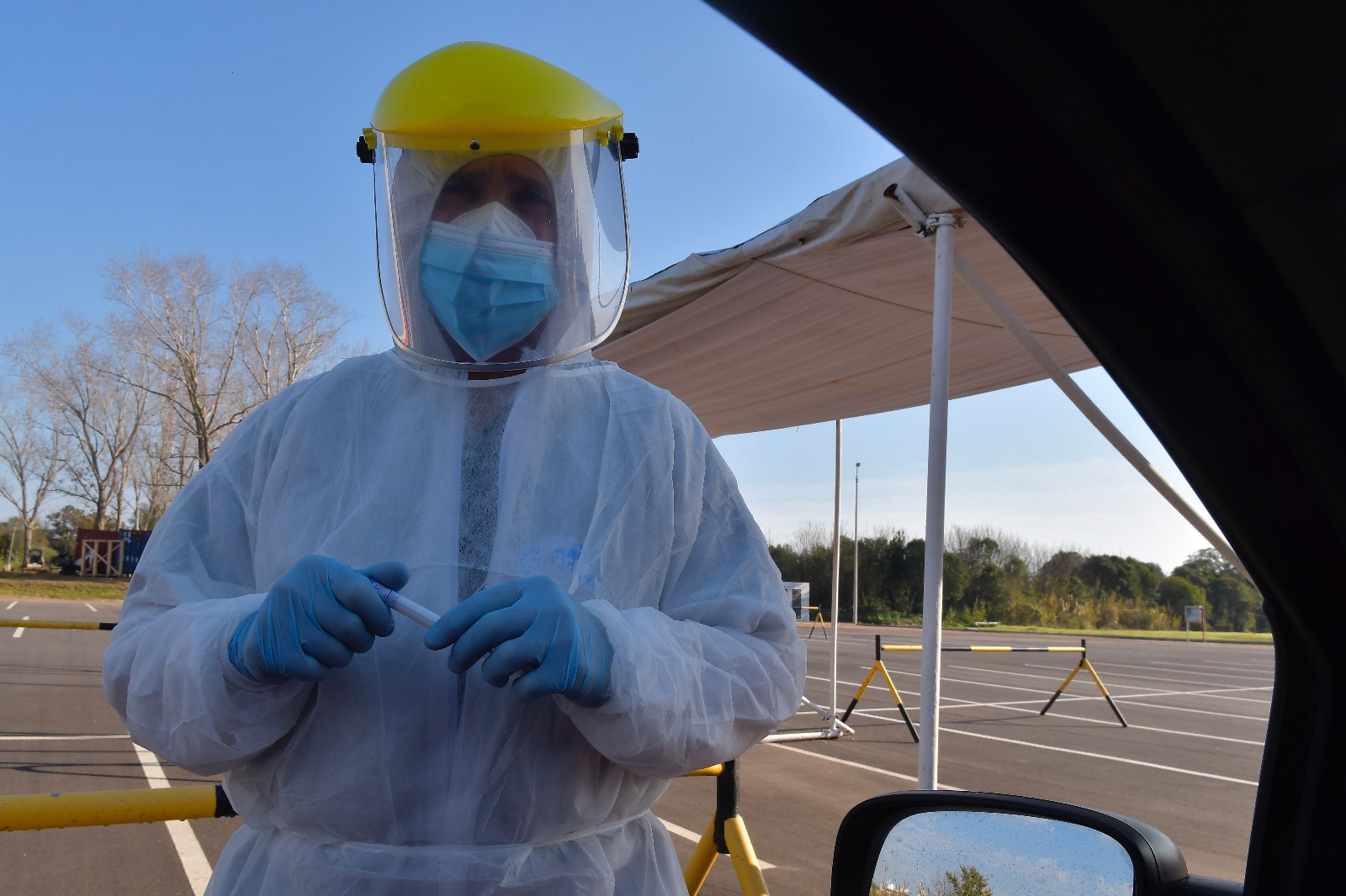 Hisopado para evaluar presencia de coronavirus. Foto: Leonardo Mainé