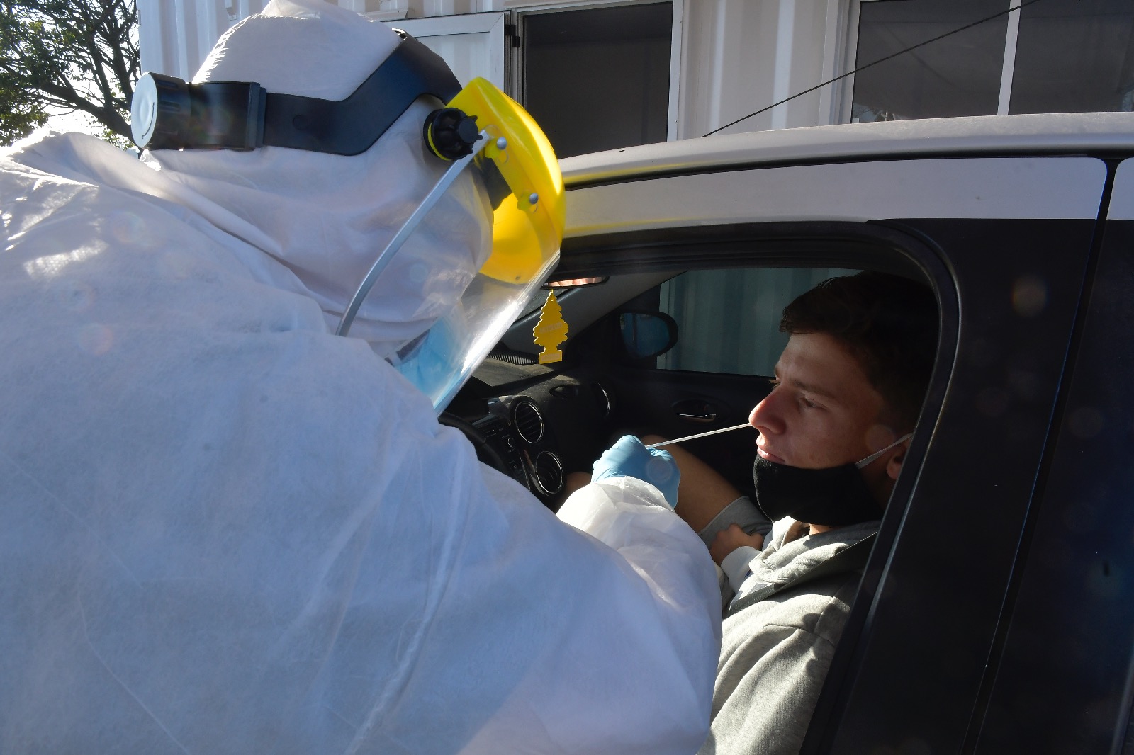 El "Colo" Veglio realizándose el estudio. FOTO: Leo Mainé.