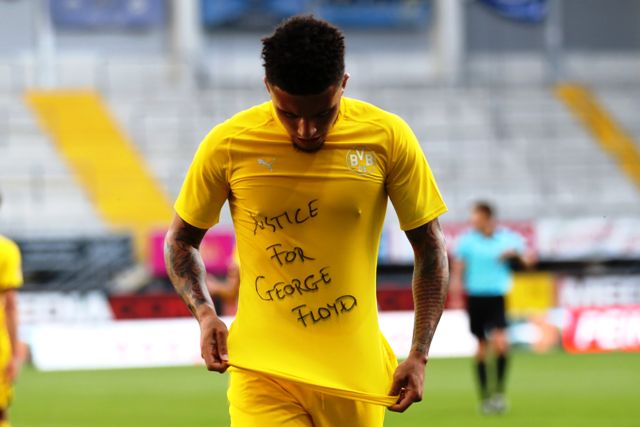 El homenaje de Sancho. FOTO: AFP.