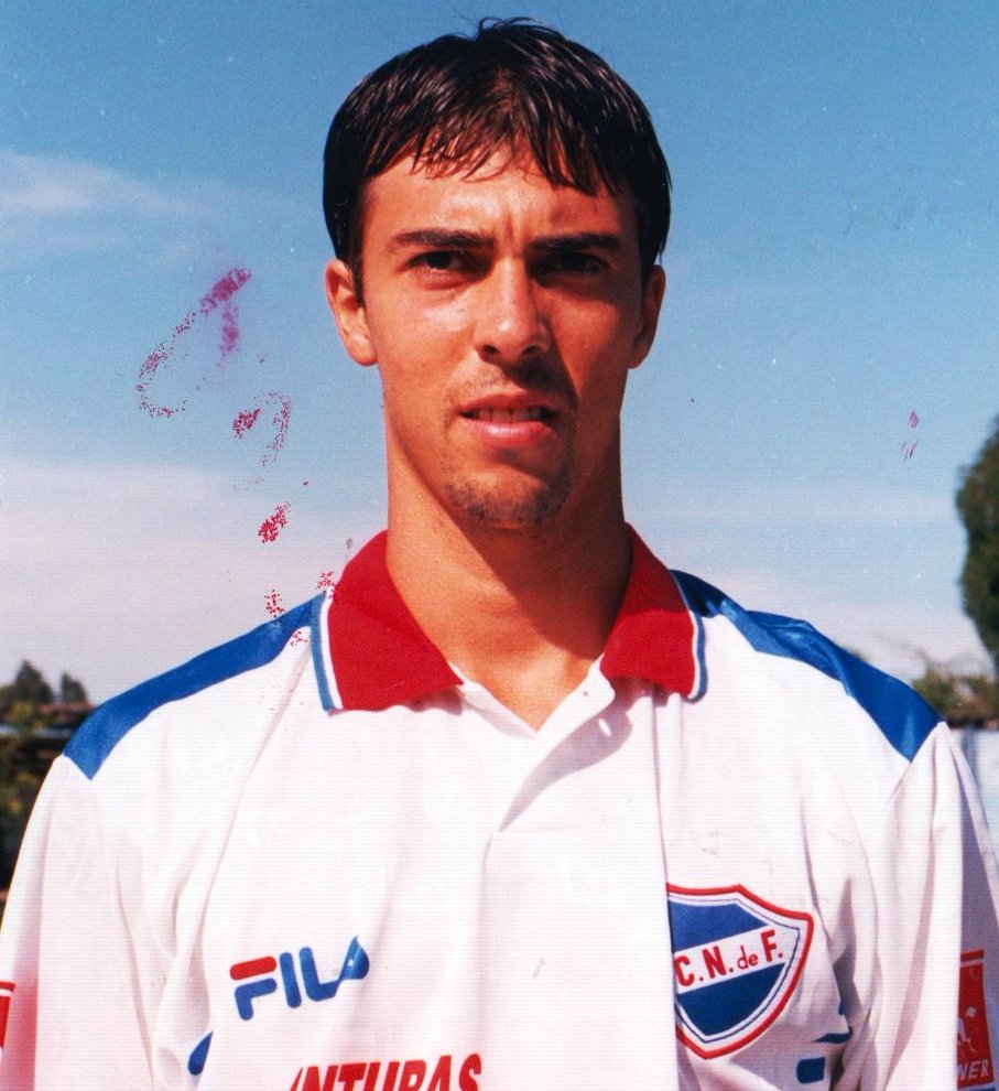 Jorge "Chispa" Delgado y una de sus primeras fotos en Nacional. FOTO: Archivo El País.