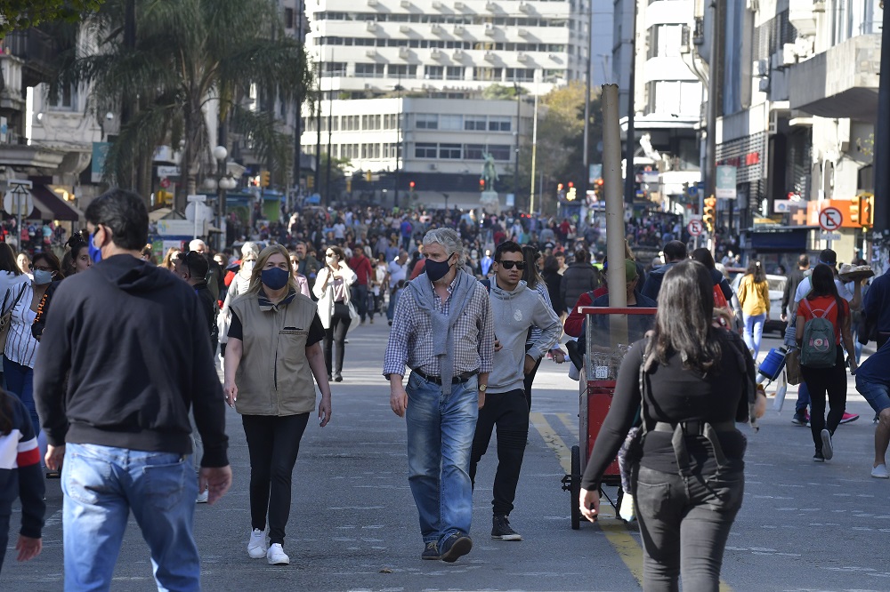 Montevideo: la idea es que la principal avenida sea peatonal todos los sábados en la tarde. Foto: Leonardo Mainé