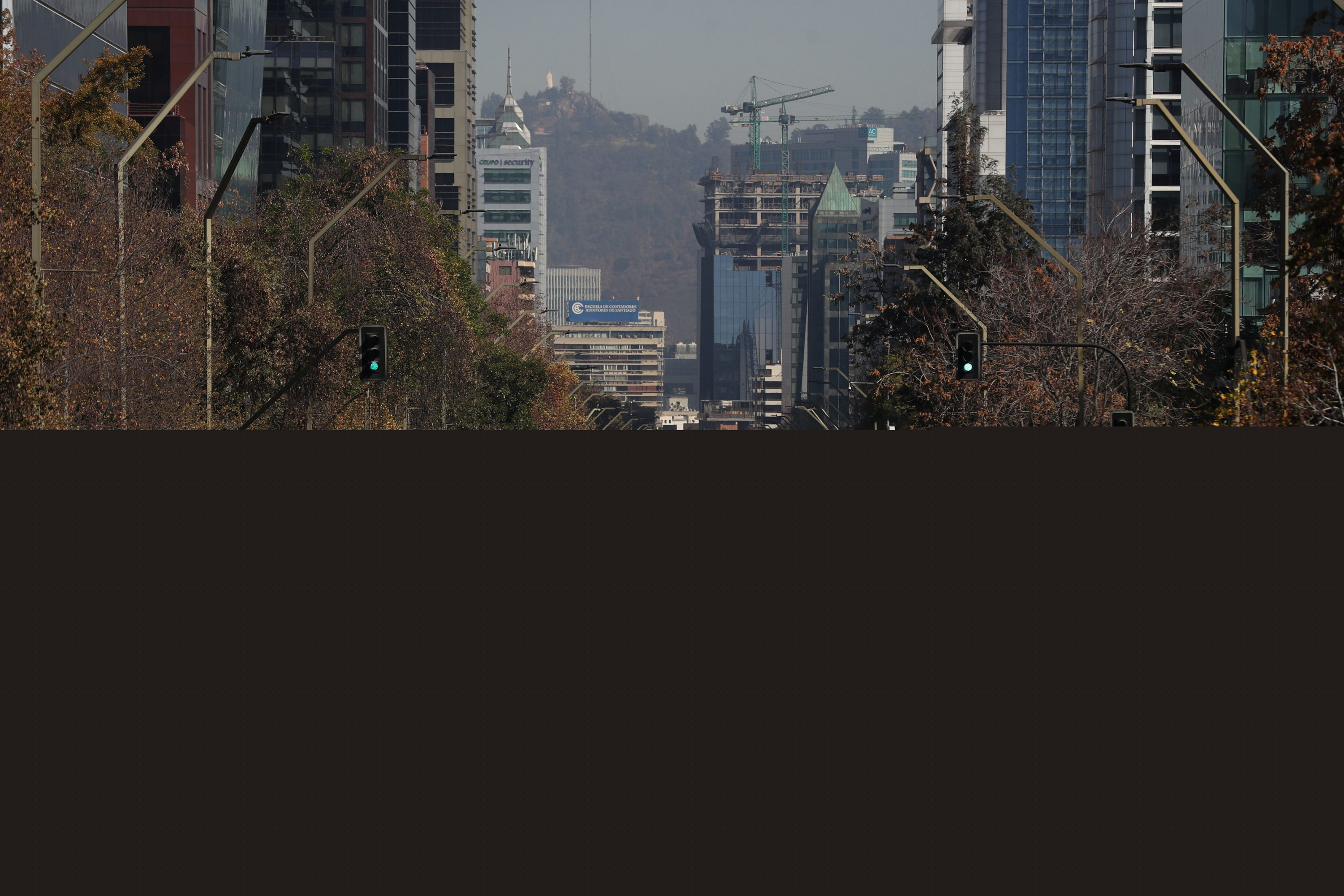 Una de las calles principales de Santiago de Chile se observa casi vacía durante una cuarentena general impuesta por el COVID-19. Foto: Reuters.