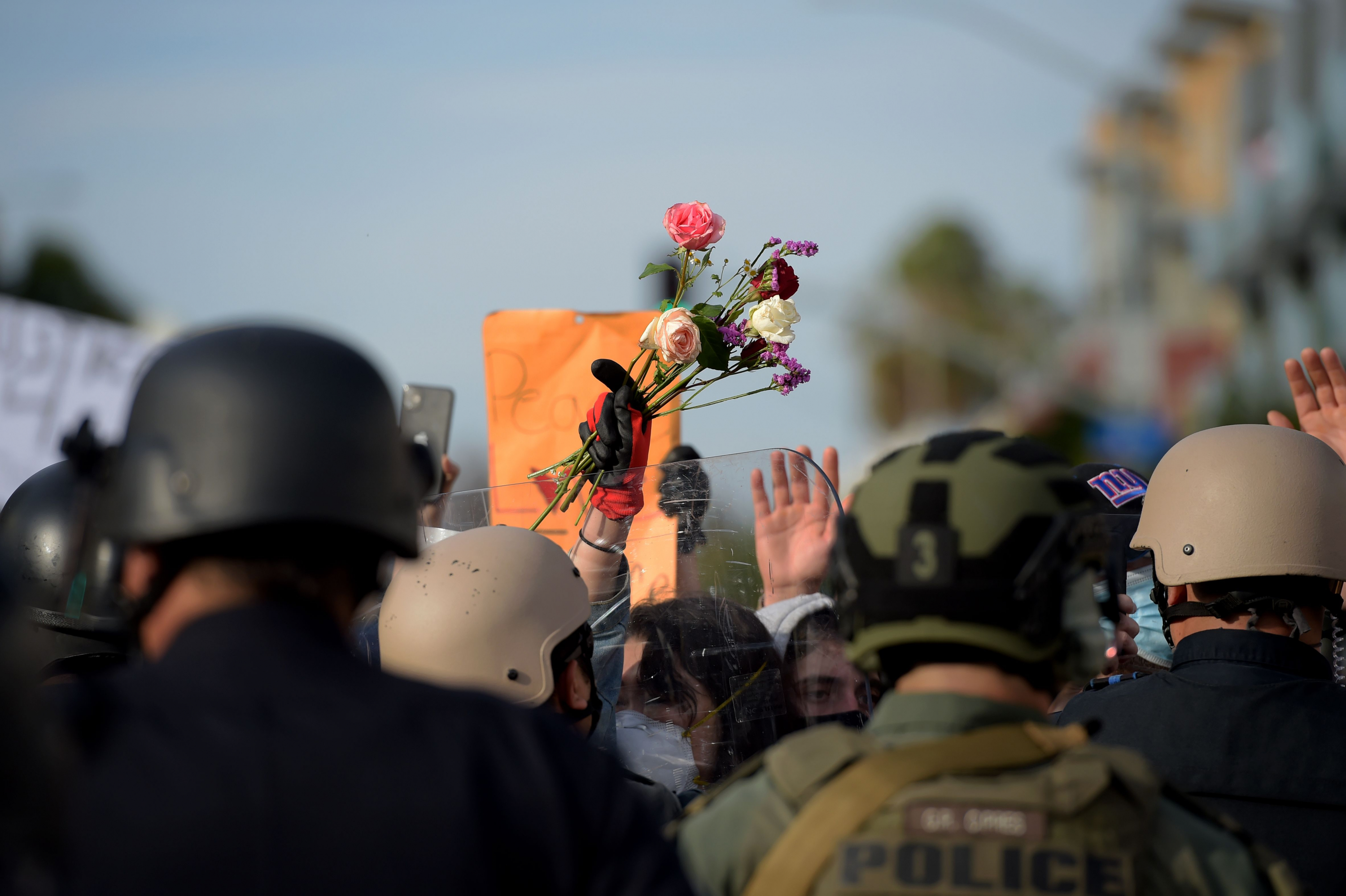 Policía intenta frenar las protestas en California. Foto: AFP